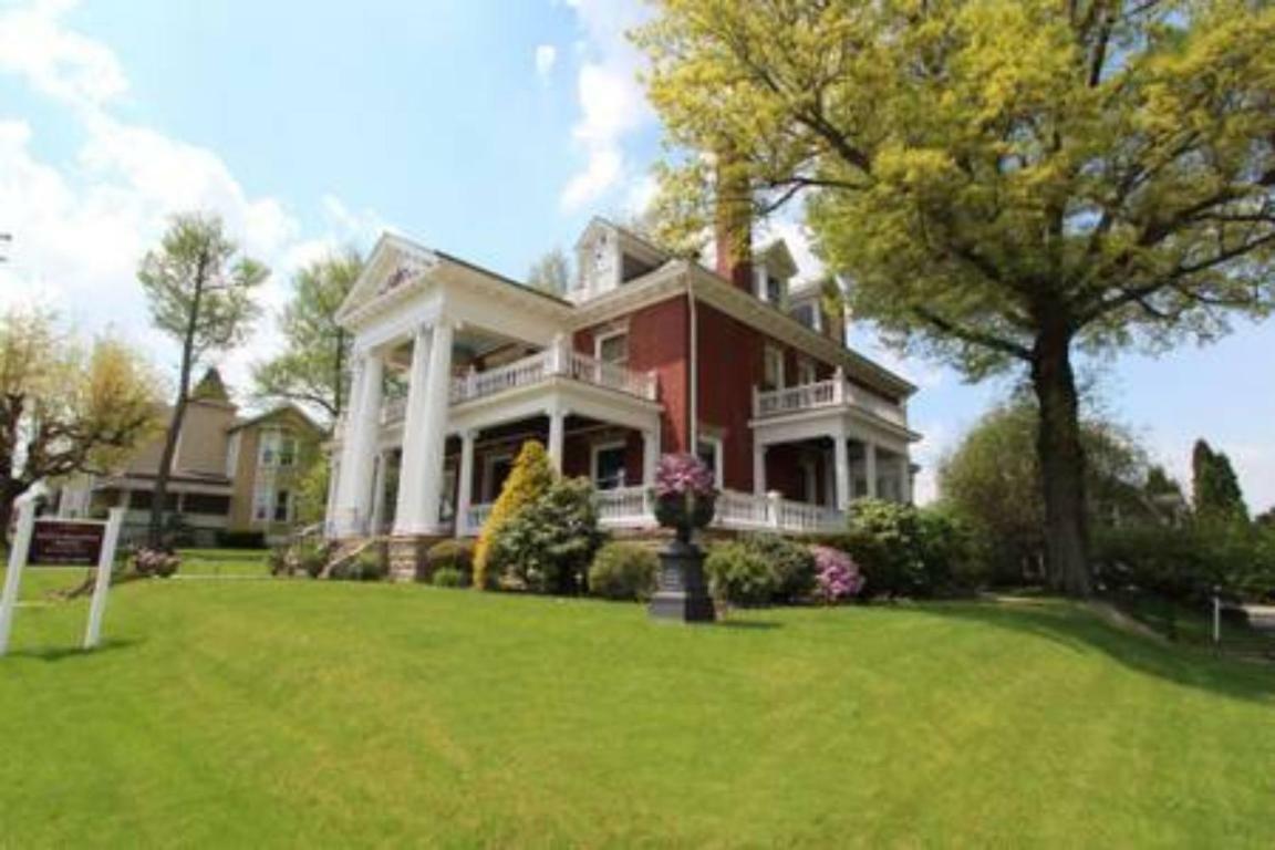 South Broadway Manor B&B - Near Fallingwater, Ohiopyle State Park, Hiking & Biking Trails Gap Scottdale 외부 사진